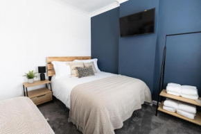 Steel Town Lodge - Comfy Home in Port Talbot with Hot Tub & Dart Board